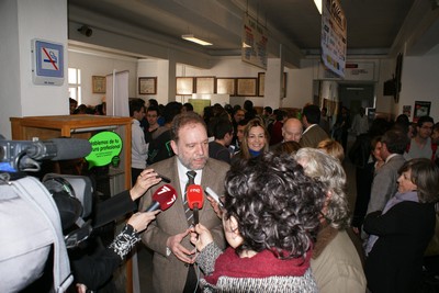 El consejero de Educación, Formación y Empleo, Constantino Sotoca, visitó la II Feria de Empleo, ubicada en el IES Miguel de Cervantes, de Murcia, y dirigida a alumnos de Formación Profesional.