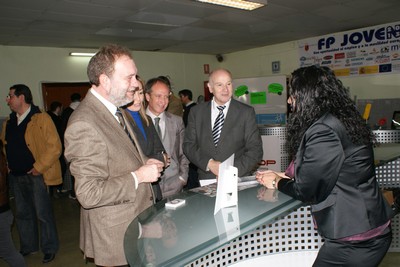 El consejero de Educación, Formación y Empleo, Constantino Sotoca, visitó la II Feria de Empleo, ubicada en el IES Miguel de Cervantes, de Murcia, y dirigida a alumnos de Formación Profesional.