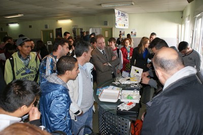 El consejero de Educación, Formación y Empleo, Constantino Sotoca, visitó la II Feria de Empleo, ubicada en el IES Miguel de Cervantes, de Murcia, y dirigida a alumnos de Formación Profesional.